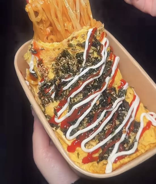 omelet korean style spicy noodle蛋包芝士火鸡面